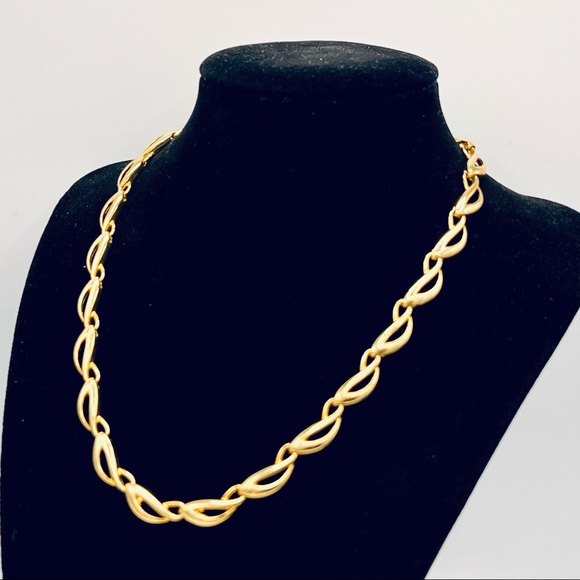 Vintage gold tone link chain collar necklace - Picture 2 of 9
